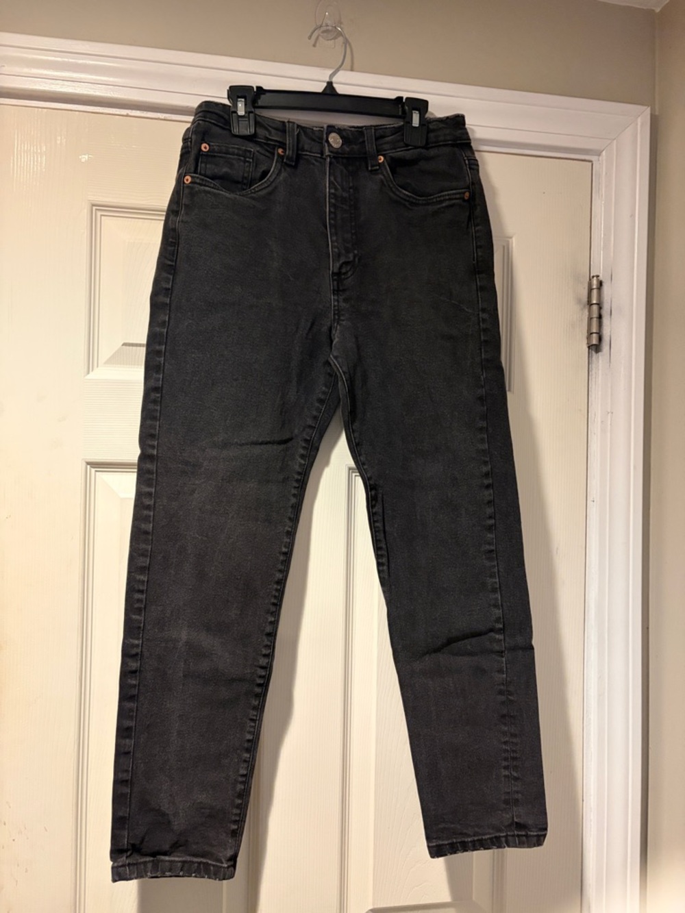 Garage Mom Slim Straight Jeans in washed Black 26
